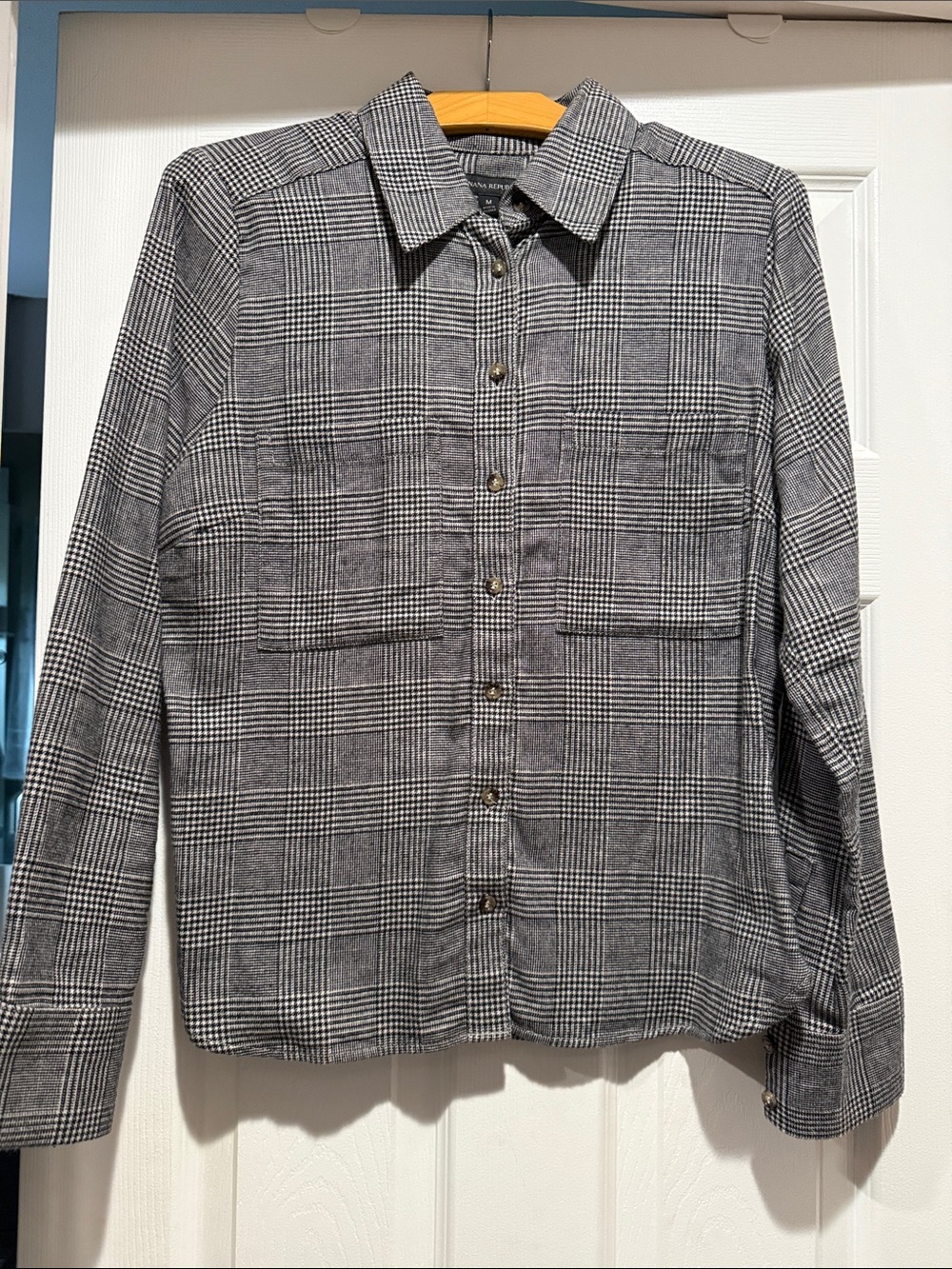 Banana Republic -Women’s Long sleeve black and white patterned shirt